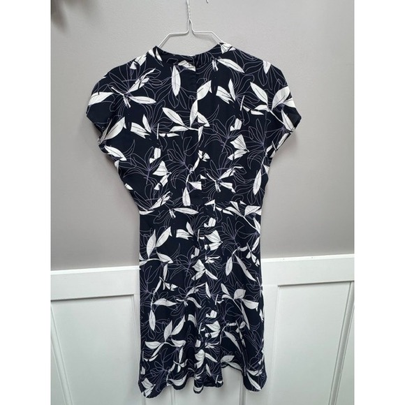 Banana Republic Dresses & Skirts - Banana Republic Navy Blue White Leaf Print Cap Sleeve Fit Flare Dress Womens 8